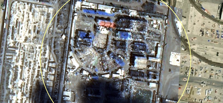 Nahaufnahme aus dem Satellitenbild: ein beschädigter Gebäudekomplex mit Brandspuren, eingekreist.