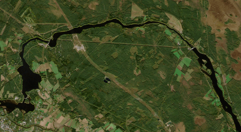 Animierter Vergleich von Sentinel-2-Bildern bei Muhos: Zwischen 2025 und 2026 wird eine große Waldfläche zu brauner, gerodeter Fläche.