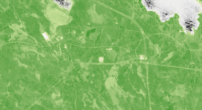 Animierter Vergleich von NDVI-Bildern bei Kajaani: Die gerodete Fläche erscheint 2026 hell, umgeben von dunkler, dichter Vegetation.