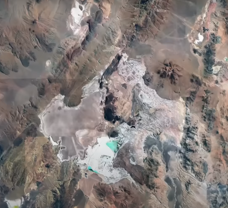 Satellitenbild eines Salzsees im Hochland der Anden, umgeben von Bergen.