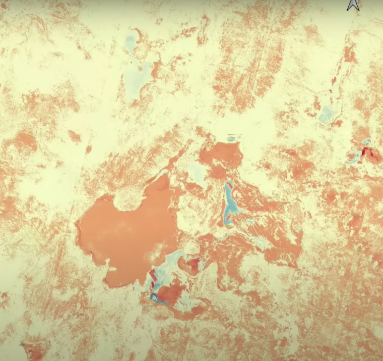 Auswertung von Radar-Satellitendaten rund um den Salzsee: Farbige Flächen zeigen Veränderungen am Boden.
