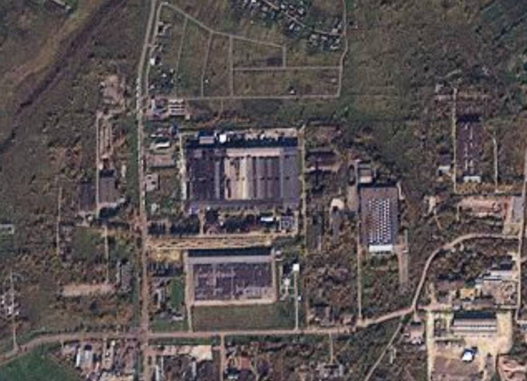 Satellitenbild des Yandex-Rechenzentrums in Sasovo nach dem Angriff, mit Brandspuren auf dem Dach.