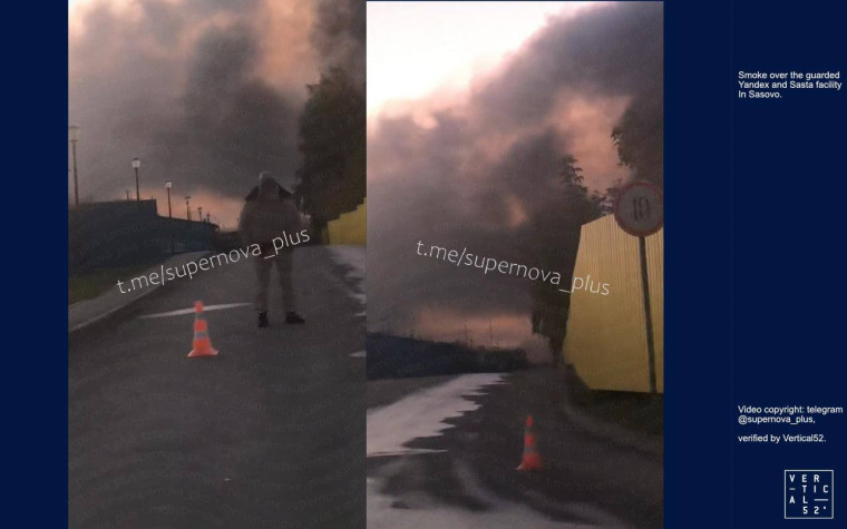 Standbild aus einem Video mit Wachleuten vor der brennenden Anlage in Sasovo.